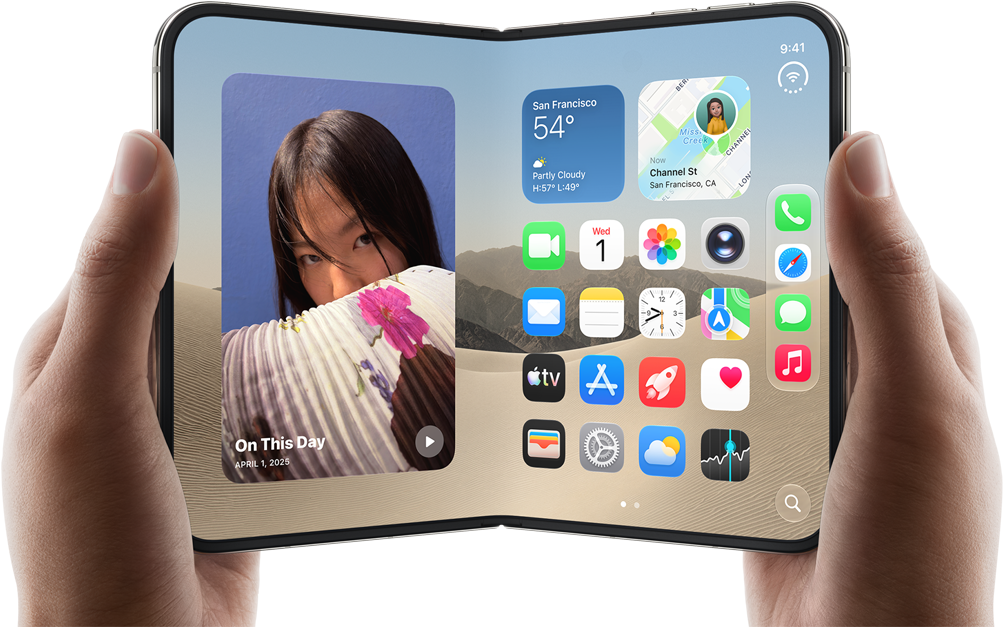iPhone Duo, Farbe Sternenweiß, wird von zwei Händen im Querformat gehalten, aufgeklappt, das innere Display zeigt links Fotos, rechts Apps