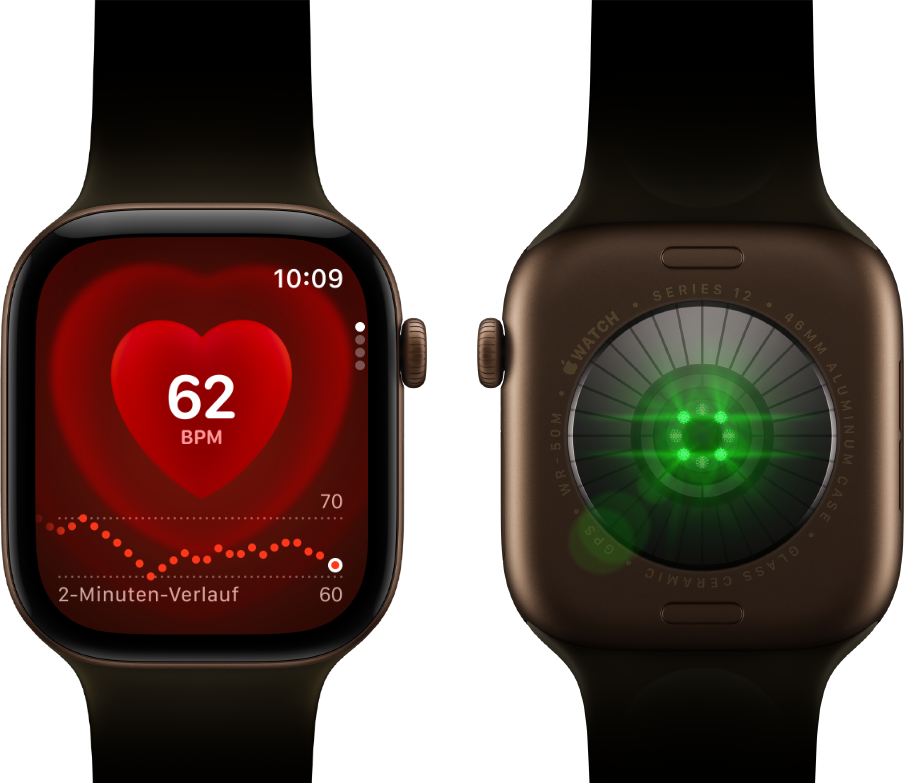 Zwei Apple Watch Series 12 Geräte, Aluminiumgehäuse, Farbe Dunkelbronze mit Sportarmband Oliv, eine zeigt die Herzfrequenz App, die andere das System zur Gesundheitserkennung auf der Rückseite der Watch mit grün leuchtenden LEDs