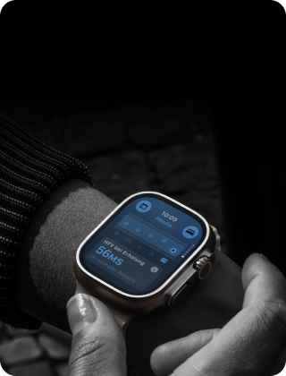 Person mit Apple Watch Ultra 4 am Handgelenk, Tageswerte für Vitalzeichen leicht abweichend